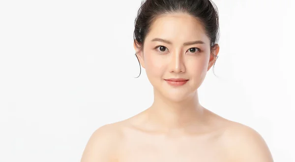 Vakker Ung Asiatisk Kvinne Med Ren Frisk Hud Hvit Bakgrunn – stockfoto