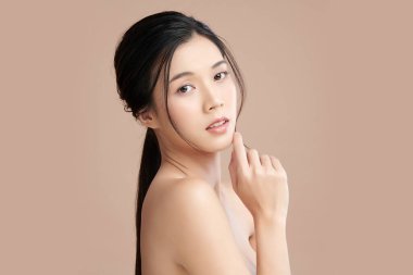 Taze bej arkaplan, yüz bakımı, yüz bakımı, kozmetoloji, güzellik ve kaplıca, Asyalı kadın portresi.