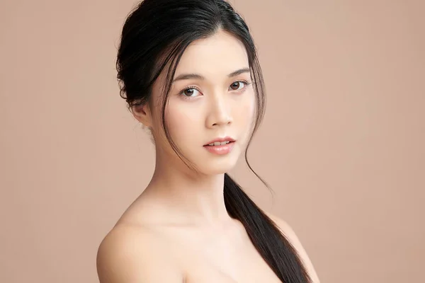 Belle Jeune Femme Asiatique Avec Une Peau Propre Fraîche Sur — Photo