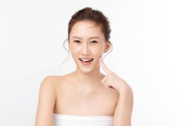 Beyaz arka planda temiz tenli güzel Asyalı kadın, yüz bakımı, yüz bakımı, kozmetoloji, güzellik ve kaplıca, Asyalı kadın portresi.