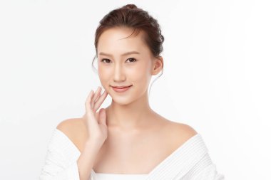 Beyaz arka planda temiz tenli güzel Asyalı kadın, yüz bakımı, yüz bakımı, kozmetoloji, güzellik ve kaplıca, Asyalı kadın portresi.