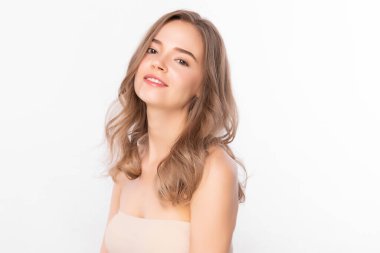 Beyaz arka planda temiz tenli güzel bir kadın, yüz bakımı, yüz bakımı, kozmetoloji, güzellik ve kaplıca, kadın portresi..