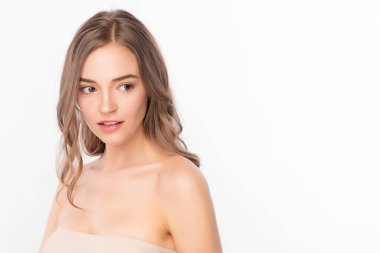 Beyaz arka planda temiz tenli güzel bir kadın, yüz bakımı, yüz bakımı, kozmetoloji, güzellik ve kaplıca, kadın portresi..