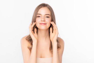 Beyaz arka planda temiz tenli güzel bir kadın, yüz bakımı, yüz bakımı, kozmetoloji, güzellik ve kaplıca, kadın portresi..