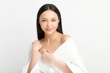 Beyaz arka planda temiz tenli güzel Asyalı kadın, yüz bakımı, yüz bakımı, kozmetoloji, güzellik ve kaplıca, Asyalı kadın portresi.