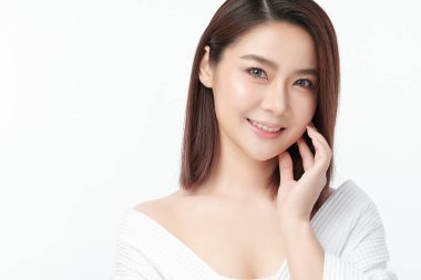 Beyaz arka planda temiz tenli güzel Asyalı kadın, yüz bakımı, yüz bakımı, kozmetoloji, güzellik ve kaplıca, Asyalı kadın portresi.