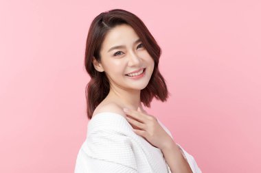 Pembe arka planda temiz tenli güzel Asyalı kadın, yüz bakımı, yüz bakımı, kozmetoloji, güzellik ve kaplıca, Asyalı kadın portresi.