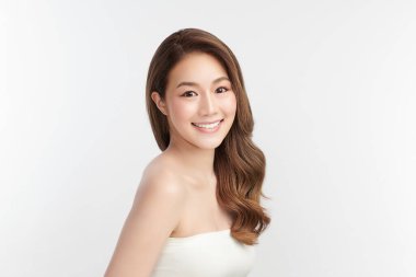 Beyaz arka planda temiz tenli güzel Asyalı kadın, yüz bakımı, yüz bakımı, kozmetoloji, güzellik ve kaplıca, Asyalı kadın portresi.