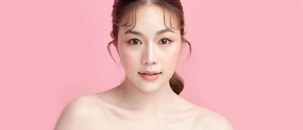 Прекрасна Молода Азіатка Чистою Свіжою Шкірою Рожевому Тлі Догляд Обличчям — стокове фото