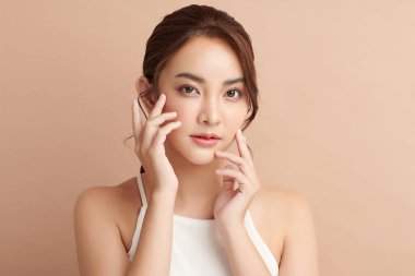 Taze bej arkaplan, yüz bakımı, yüz bakımı, kozmetoloji, güzellik ve kaplıca, Asyalı kadın portresi.