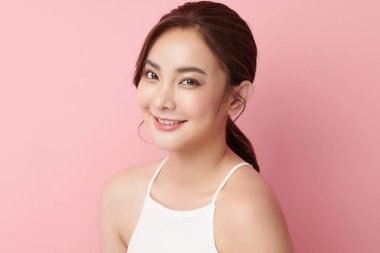 Pembe arka planda temiz tenli güzel Asyalı kadın, yüz bakımı, yüz bakımı, kozmetoloji, güzellik ve kaplıca, Asyalı kadın portresi.