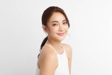 Beyaz arka planda temiz tenli güzel Asyalı kadın, yüz bakımı, yüz bakımı, kozmetoloji, güzellik ve kaplıca, Asyalı kadın portresi.