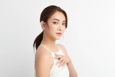Beyaz arka planda temiz tenli güzel Asyalı kadın, yüz bakımı, yüz bakımı, kozmetoloji, güzellik ve kaplıca, Asyalı kadın portresi.
