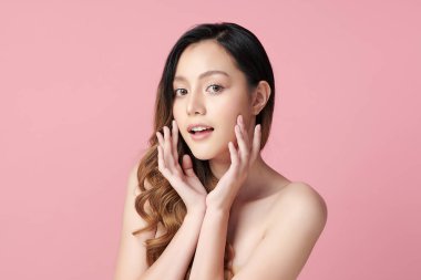 Pembe arka planda temiz tenli güzel Asyalı kadın, yüz bakımı, yüz bakımı, kozmetoloji, güzellik ve kaplıca, Asyalı kadın portresi.