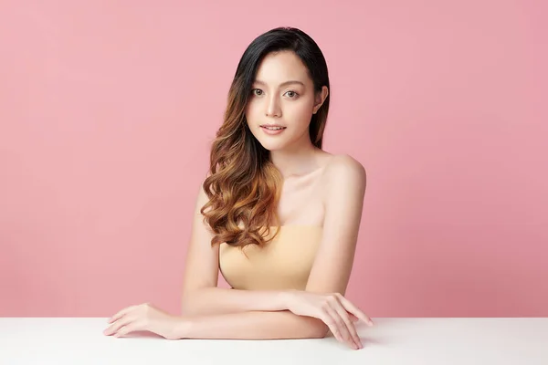 ピンクの背景にきれいな新鮮な肌を持つ美しい若いアジアの女性 顔のケア 顔の治療 美容とスパ アジアの女性の肖像画 — ストック写真