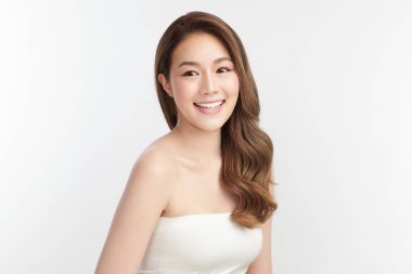 Beyaz arka planda temiz tenli güzel Asyalı kadın, yüz bakımı, yüz bakımı, kozmetoloji, güzellik ve kaplıca, Asyalı kadın portresi.