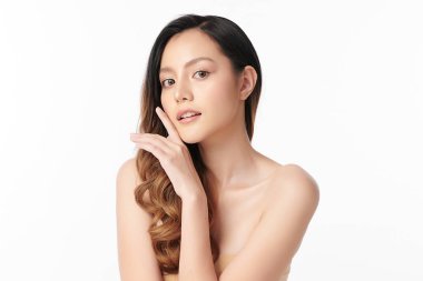 Beyaz arka planda temiz tenli güzel Asyalı kadın, yüz bakımı, yüz bakımı, kozmetoloji, güzellik ve kaplıca, Asyalı kadın portresi.