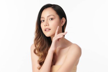Beyaz arka planda temiz tenli güzel Asyalı kadın, yüz bakımı, yüz bakımı, kozmetoloji, güzellik ve kaplıca, Asyalı kadın portresi.