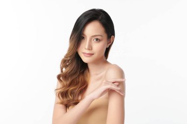 Beyaz arka planda temiz tenli güzel Asyalı kadın, yüz bakımı, yüz bakımı, kozmetoloji, güzellik ve kaplıca, Asyalı kadın portresi.