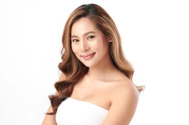 Beyaz arka planda temiz tenli güzel Asyalı kadın, yüz bakımı, yüz bakımı, kozmetoloji, güzellik ve kaplıca, Asyalı kadın portresi.