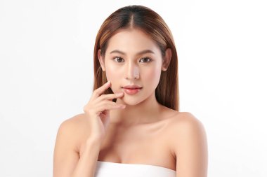 Beyaz arka planda temiz tenli güzel Asyalı kadın, yüz bakımı, yüz bakımı, kozmetoloji, güzellik ve kaplıca, Asyalı kadın portresi.
