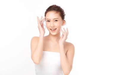 Beyaz arka planda temiz tenli güzel Asyalı kadın, yüz bakımı, yüz bakımı, kozmetoloji, güzellik ve kaplıca, Asyalı kadın portresi.