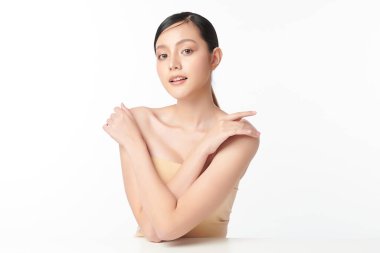 Beyaz arka planda temiz tenli güzel Asyalı kadın, yüz bakımı, yüz bakımı, kozmetoloji, güzellik ve kaplıca, Asyalı kadın portresi.