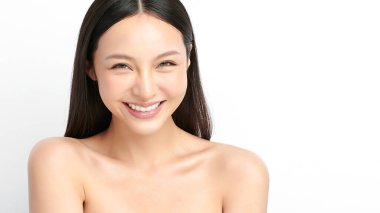 Beyaz arka planda temiz tenli güzel Asyalı kadın, yüz bakımı, yüz bakımı, kozmetoloji, güzellik ve kaplıca, Asyalı kadın portresi.