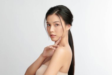 Beyaz arka planda temiz tenli güzel Asyalı kadın, yüz bakımı, yüz bakımı, kozmetoloji, güzellik ve kaplıca, Asyalı kadın portresi.