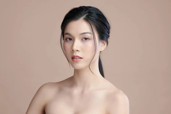 Красивая Молодая Азиатка Чистой Свежей Кожей Бежевом Фоне Уход Лицом — стоковое фото
