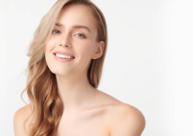 Beyaz arka planda temiz tenli güzel bir kadın, yüz bakımı, yüz bakımı, kozmetoloji, güzellik ve kaplıca, kadın portresi..