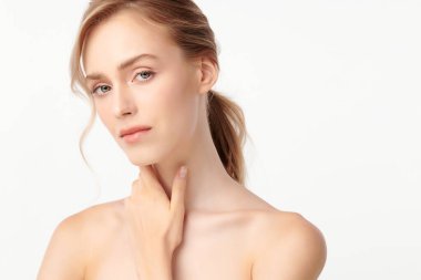 Beyaz arka planda temiz tenli güzel bir kadın, yüz bakımı, yüz bakımı, kozmetoloji, güzellik ve kaplıca, kadın portresi..