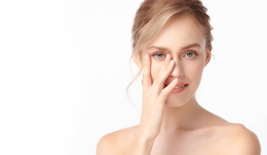 Beyaz arka planda temiz tenli güzel bir kadın, yüz bakımı, yüz bakımı, kozmetoloji, güzellik ve kaplıca, kadın portresi..