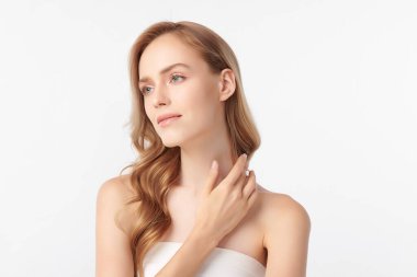 Beyaz arka planda temiz tenli güzel Asyalı kadın, yüz bakımı, yüz bakımı, kozmetoloji, güzellik ve kaplıca, Asyalı kadın portresi.