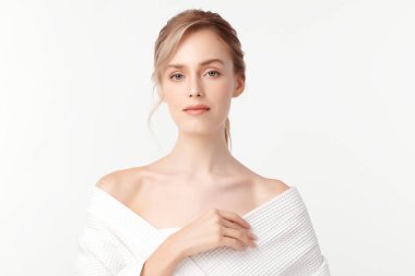 Beyaz arka planda temiz tenli güzel Asyalı kadın, yüz bakımı, yüz bakımı, kozmetoloji, güzellik ve kaplıca, Asyalı kadın portresi.