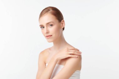 Beyaz arka planda temiz tenli güzel Asyalı kadın, yüz bakımı, yüz bakımı, kozmetoloji, güzellik ve kaplıca, Asyalı kadın portresi.