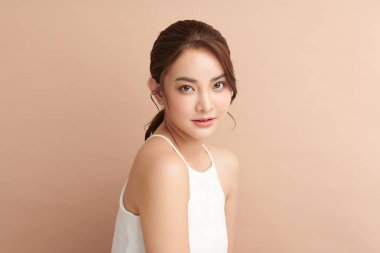 Taze bej arkaplan, yüz bakımı, yüz bakımı, kozmetoloji, güzellik ve kaplıca, Asyalı kadın portresi.