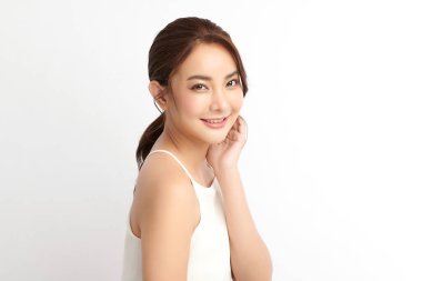 Beyaz arka planda temiz tenli güzel Asyalı kadın, yüz bakımı, yüz bakımı, kozmetoloji, güzellik ve kaplıca, Asyalı kadın portresi.