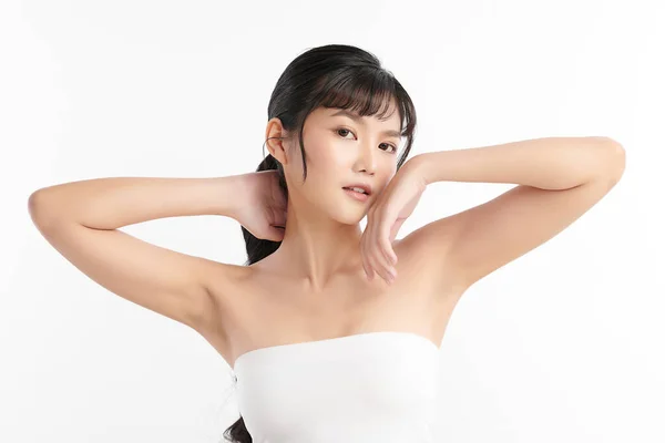 美丽的年轻亚洲女子举起双手 在白色背景下展示干净 卫生的腋窝或腋窝 展示光滑腋窝的清洁和保护理念 — 图库照片