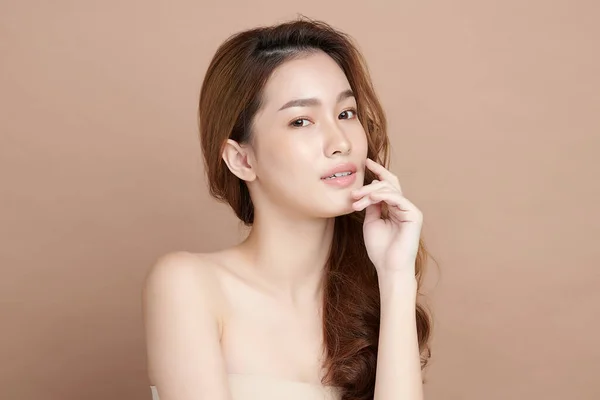 Vacker Ung Asiatisk Kvinna Med Ren Fräsch Hud Beige Bakgrund — Stockfoto