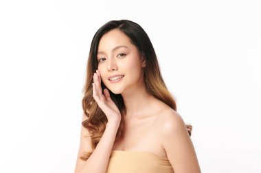 Beyaz arka planda temiz tenli güzel Asyalı kadın, yüz bakımı, yüz bakımı, kozmetoloji, güzellik ve kaplıca, Asyalı kadın portresi.
