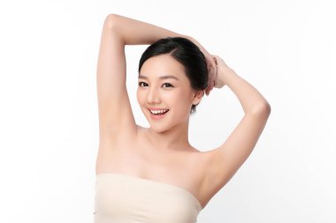 Güzel genç Asyalı kadın temiz ve hijyenik koltuk altlarını göstermek için ellerini kaldırıyor ya da beyaz arka planda koltukaltı, koltukaltı temizliği ve korunma kavramı.