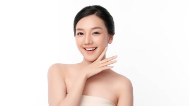 Beyaz arka planda temiz tenli güzel Asyalı kadın, yüz bakımı, yüz bakımı, kozmetoloji, güzellik ve kaplıca, Asyalı kadın portresi.