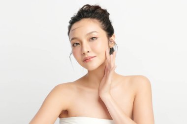 Beyaz arka planda temiz tenli güzel Asyalı kadın, yüz bakımı, yüz bakımı, kozmetoloji, güzellik ve kaplıca, Asyalı kadın portresi.