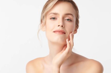 Beyaz arka planda temiz tenli güzel Asyalı kadın, yüz bakımı, yüz bakımı, kozmetoloji, güzellik ve kaplıca, Asyalı kadın portresi.