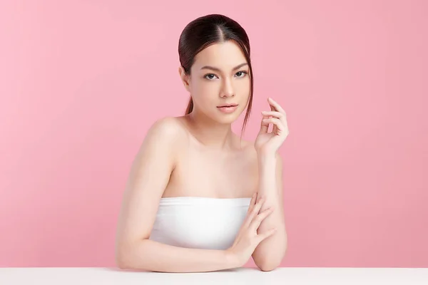 年轻美丽的亚洲女人 皮肤清澈 粉红背景 面部护理 面部护理 美容美发 亚洲女性肖像 — 图库照片