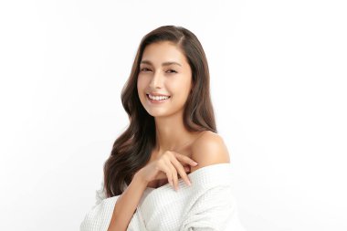 Beyaz arka planda temiz tenli güzel Asyalı kadın, yüz bakımı, yüz bakımı, kozmetoloji, güzellik ve kaplıca, Asyalı kadın portresi.