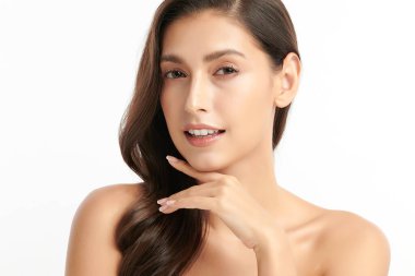 Beyaz arka planda temiz tenli güzel Asyalı kadın, yüz bakımı, yüz bakımı, kozmetoloji, güzellik ve kaplıca, Asyalı kadın portresi.