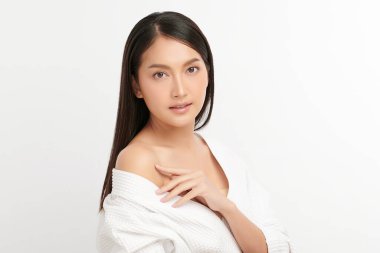 Beyaz arka planda temiz tenli güzel Asyalı kadın, yüz bakımı, yüz bakımı, kozmetoloji, güzellik ve kaplıca, Asyalı kadın portresi.