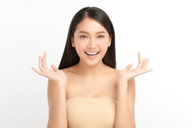 Beyaz arka planda temiz tenli güzel Asyalı kadın, yüz bakımı, yüz bakımı, kozmetoloji, güzellik ve kaplıca, Asyalı kadın portresi.